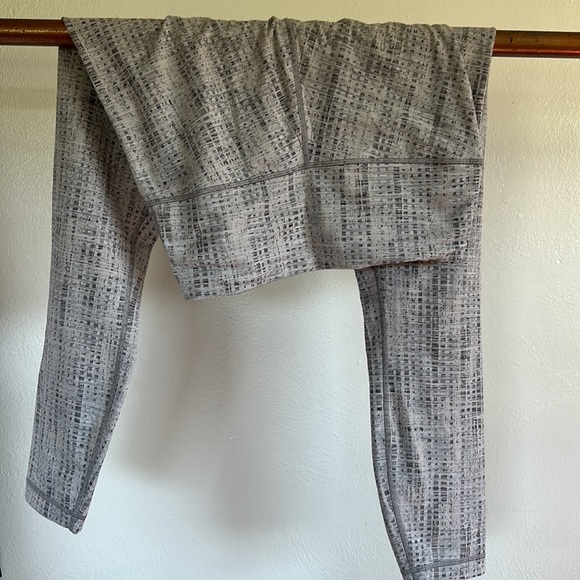 Lululemon Align 28 inch, size 6, grey pattern - Picture 2 of 2